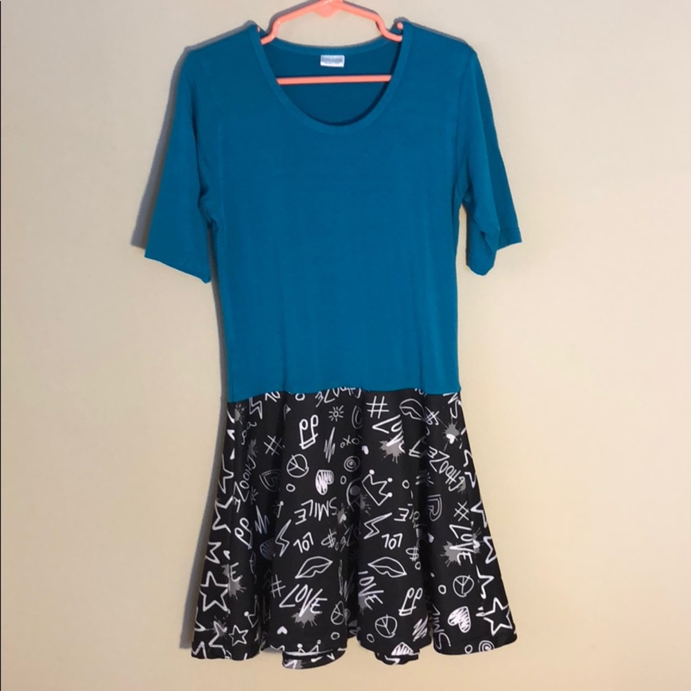 Short sleeve shirt dress, teal with b/w bottom.